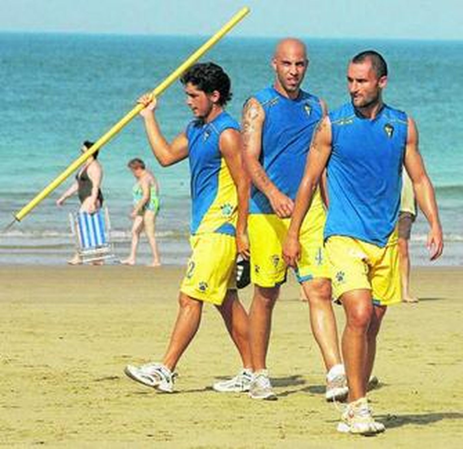 Cifuentes (d), en la arena mojada de la playa Victoria.