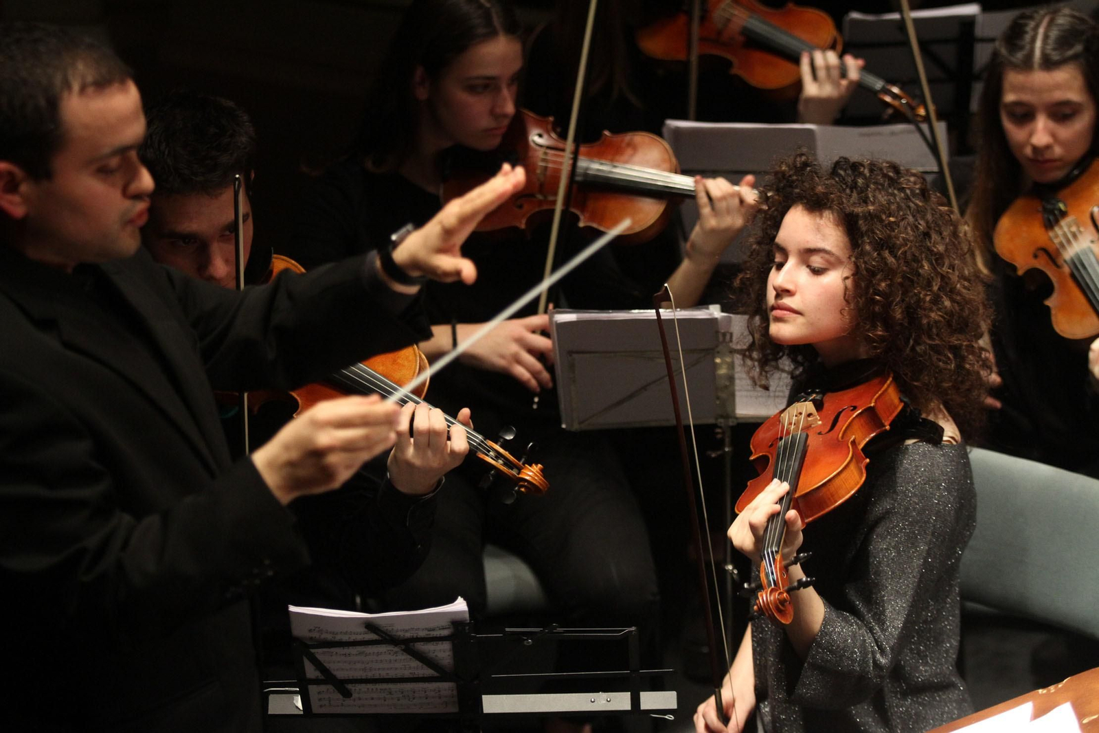 La Asociación de Industrias Químicas, Básicas y Energéticas de Huelva (Aiqbe) organiza un concierto que corre a cargo de la Orquesta Sinfónica del Conservatorio Profesional de Música de Huelva 'Javier Perianes'