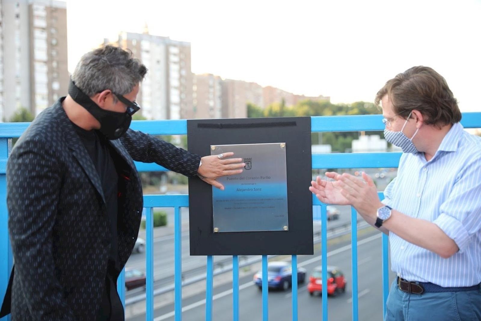 Alejandro Sanz y el alcalde de Madrid descubren la placa del 'Puente del corazón partío'.