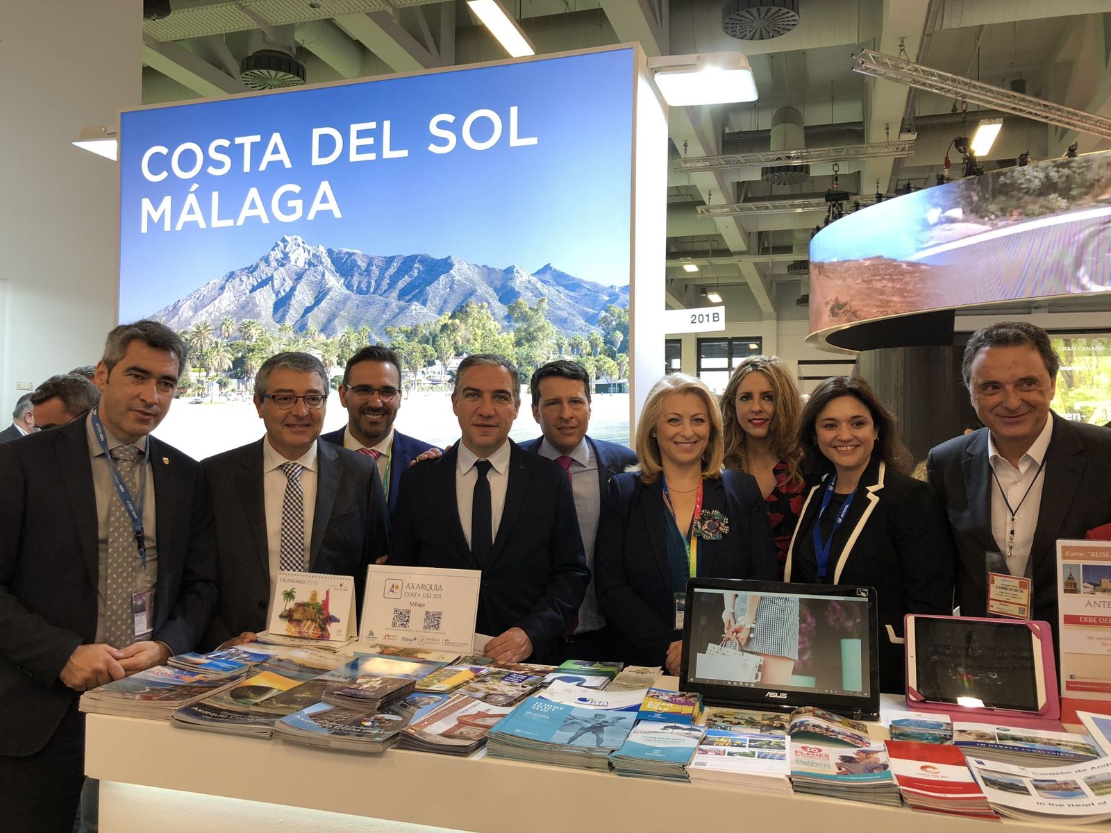 Elías Bendodo, ayer, con varios alcaldes y representantes políticos de la provincia.