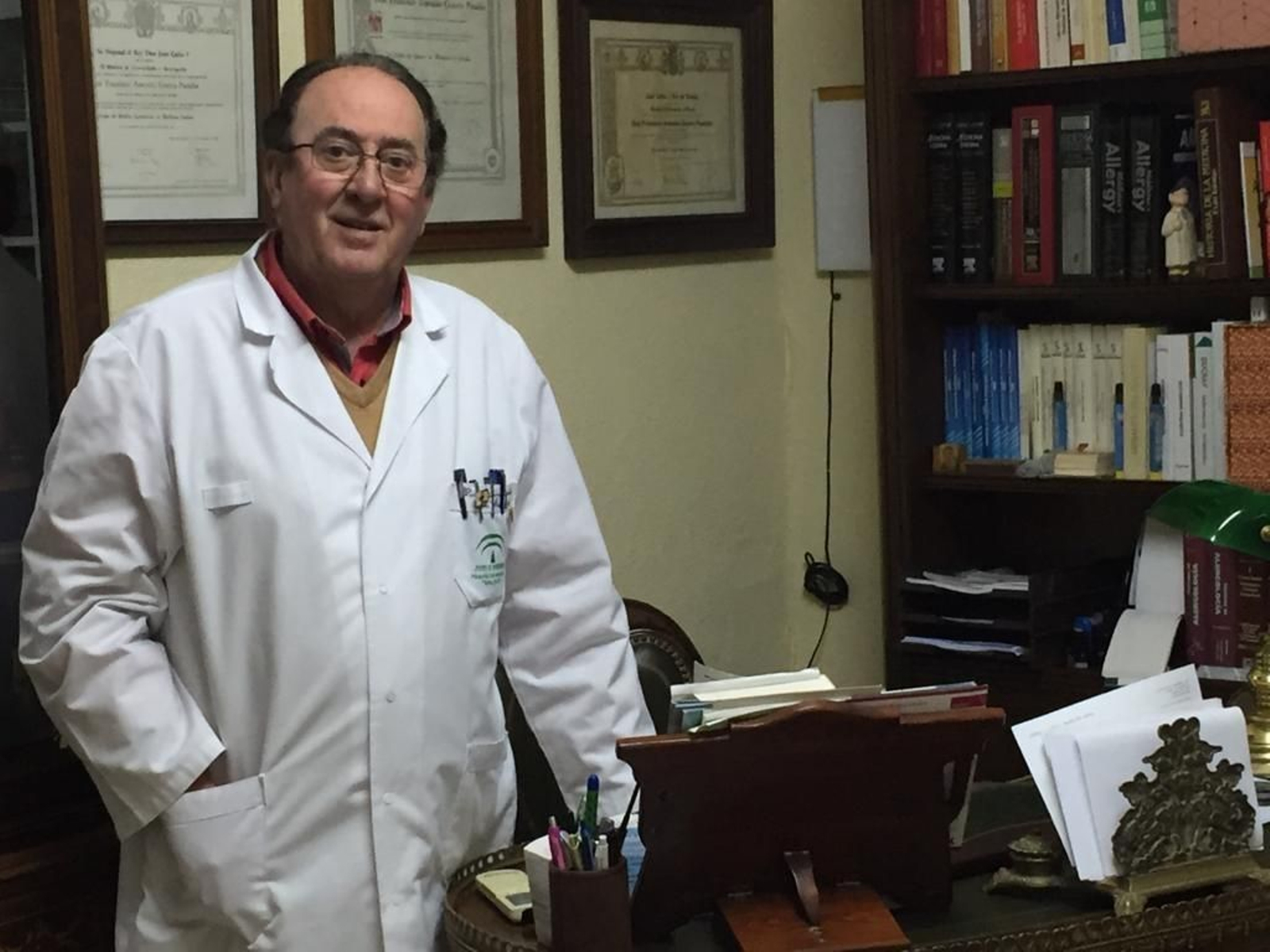El doctor Francisco Guerra, en su despacho.