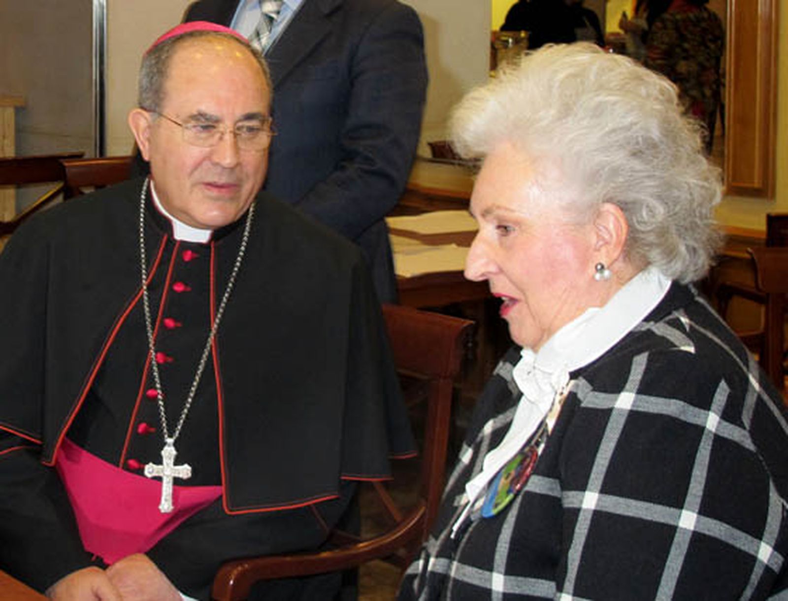 El arzobispo de Sevilla, Juan José Asenjo conversa con la infanta doña Pilar de Borbón.

Foto: Victoria Ramírez
