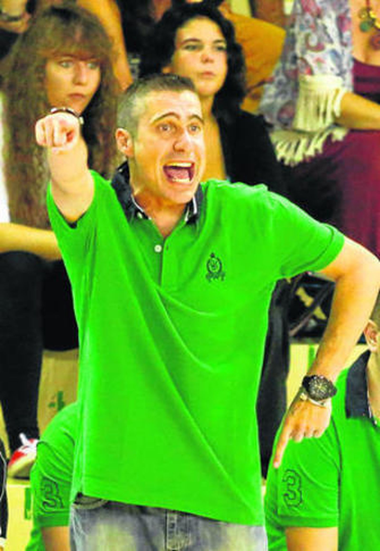 Francis Tomé dirige a sus jugadores en un partido en Carranque.