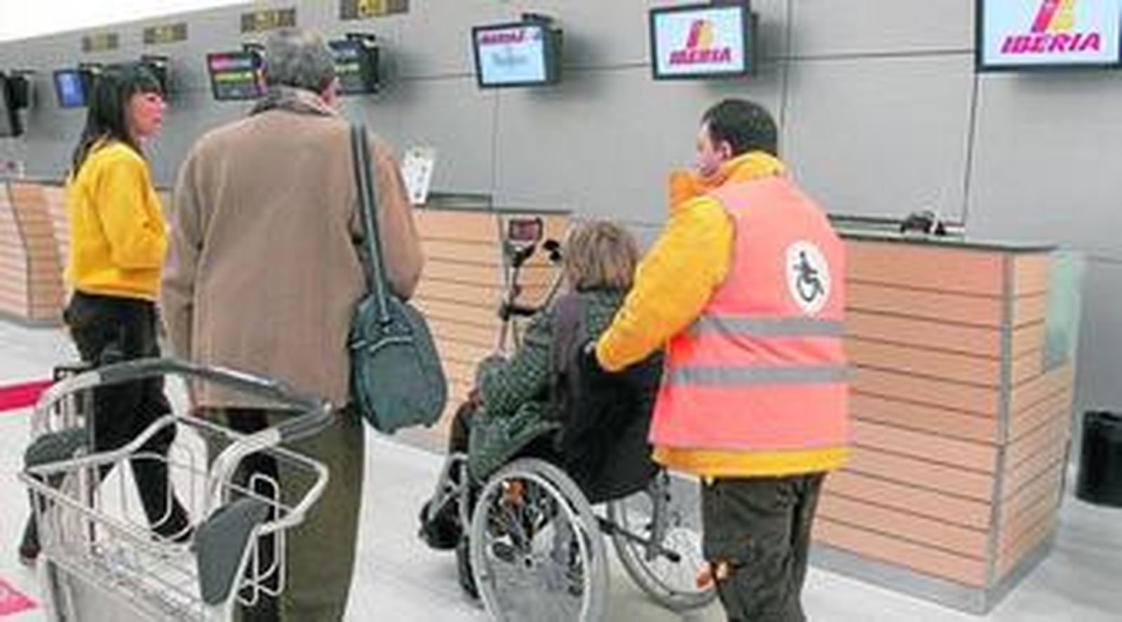 Agentes PMR atienden en la zona de facturación a una mujer recién operada.