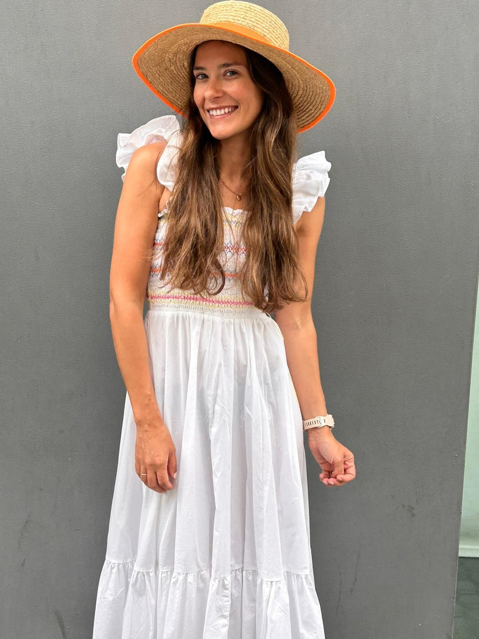 La infleuncer sevilllana Beatriz Ruiz (@bearuma) con uno de los sombreros virales.