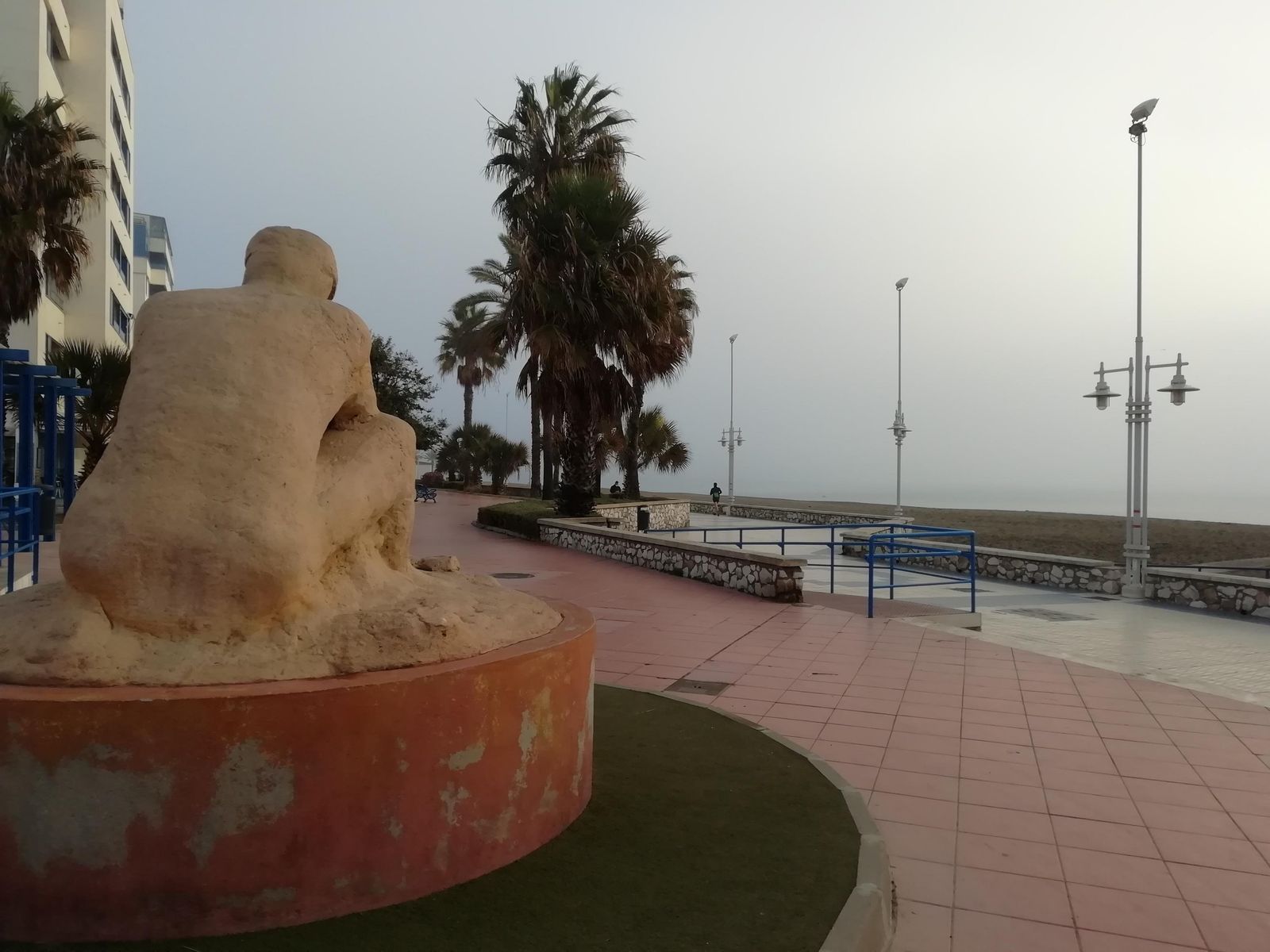 Intensa niebla este martes por la mañana en Málaga.