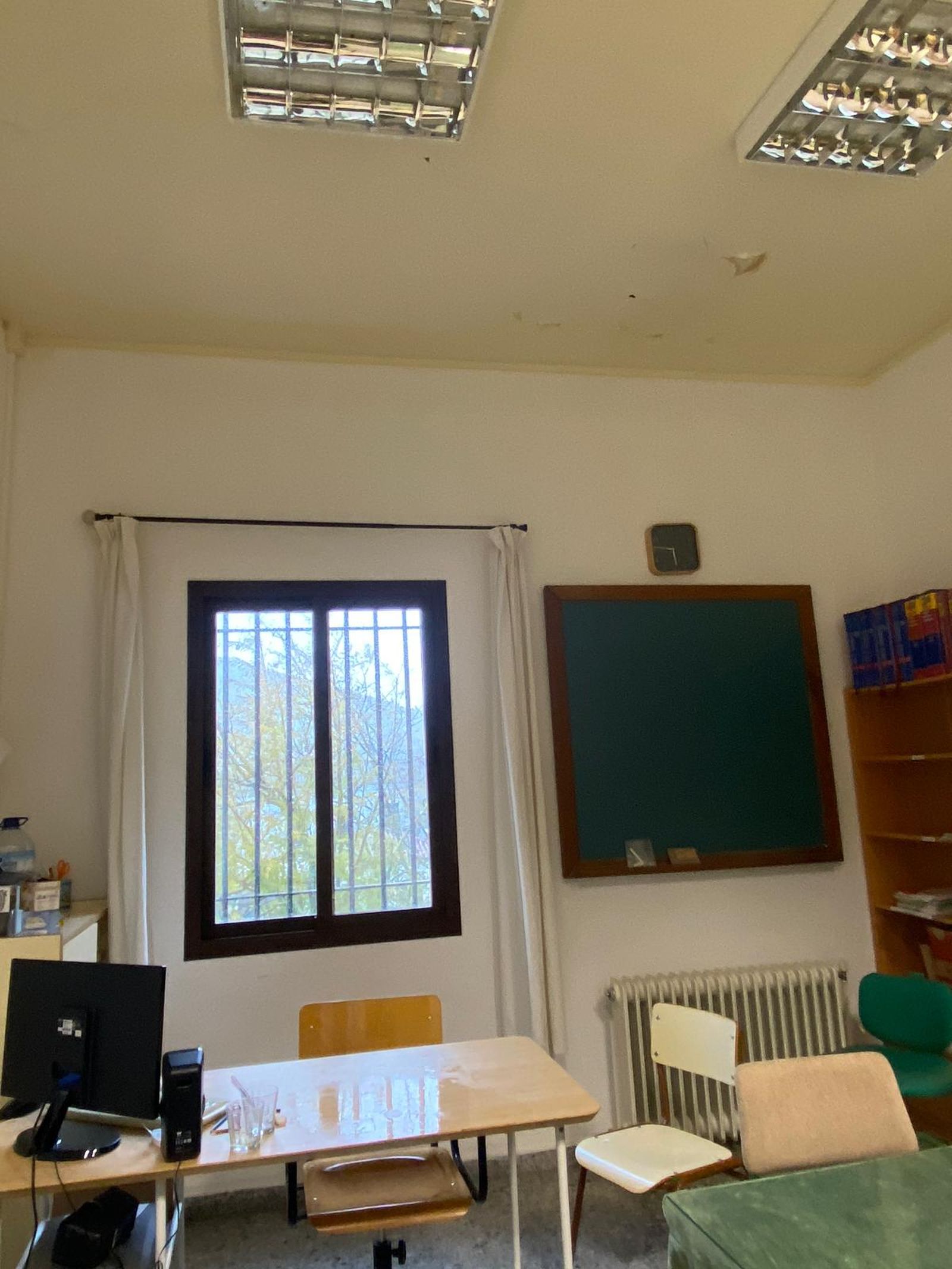 Fotografías de las goteras y humedades en el IES San Blas de Aracena, con alumnos desalojados este miércoles