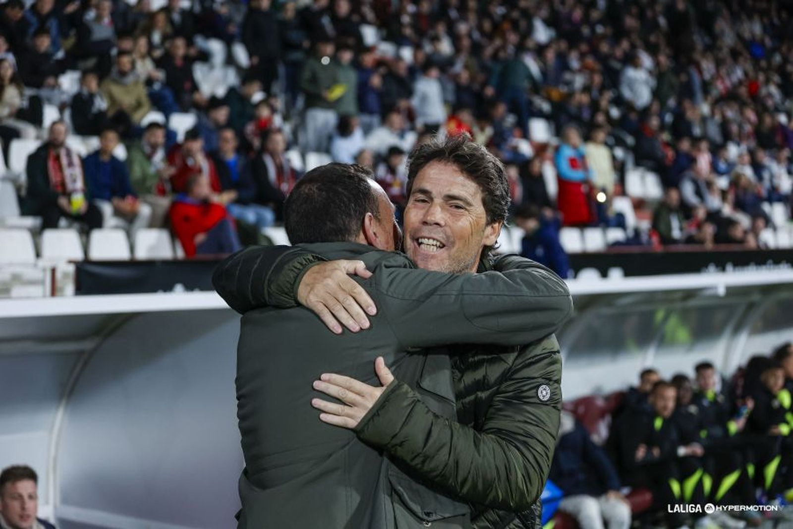 Rubi y Alberto González se abrazan antes del comienzo del encuentro en el Carlos Belmonte.