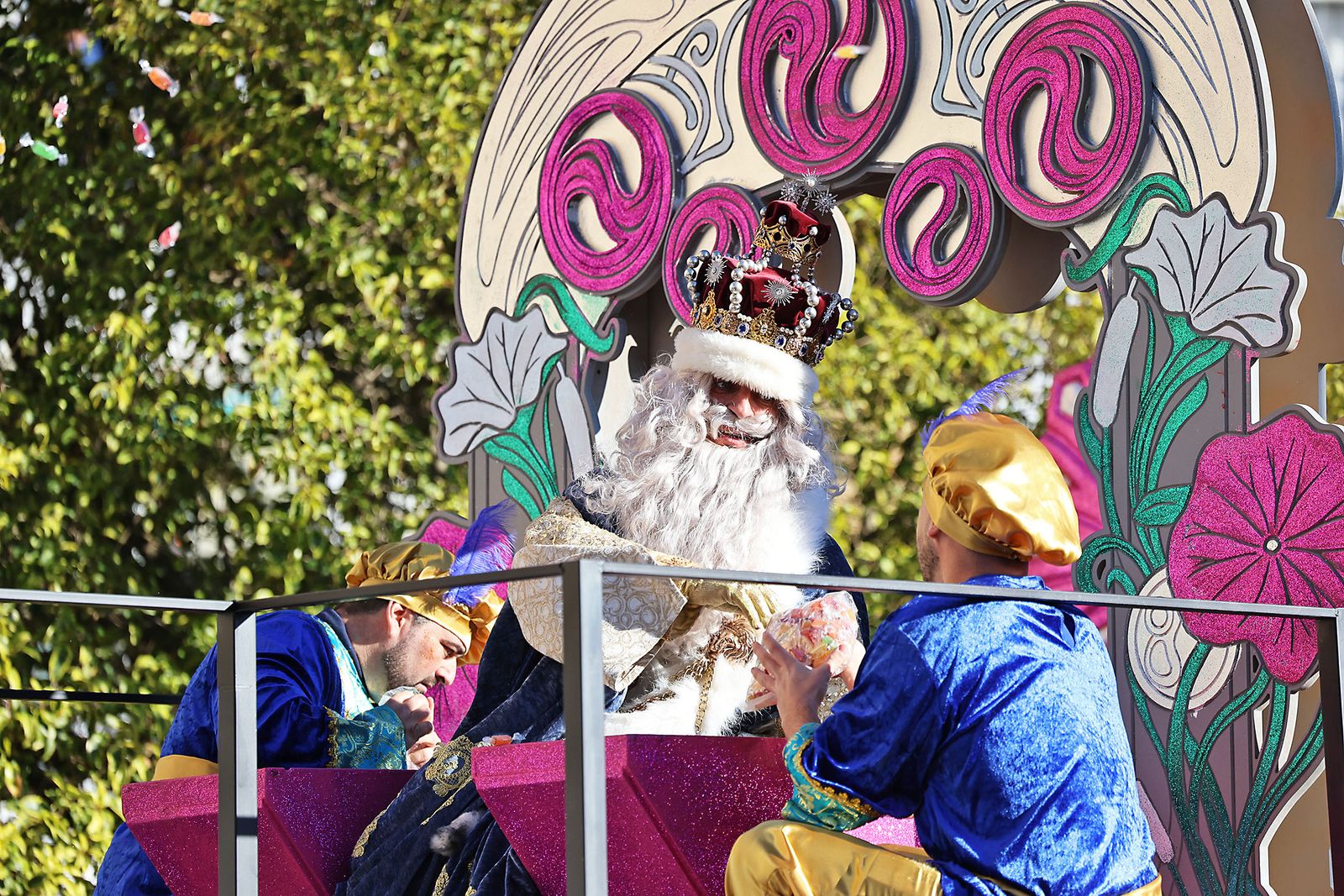 Las mejores fotografías de la salida y recorrido de la cabalgata de Reyes Magos 2026