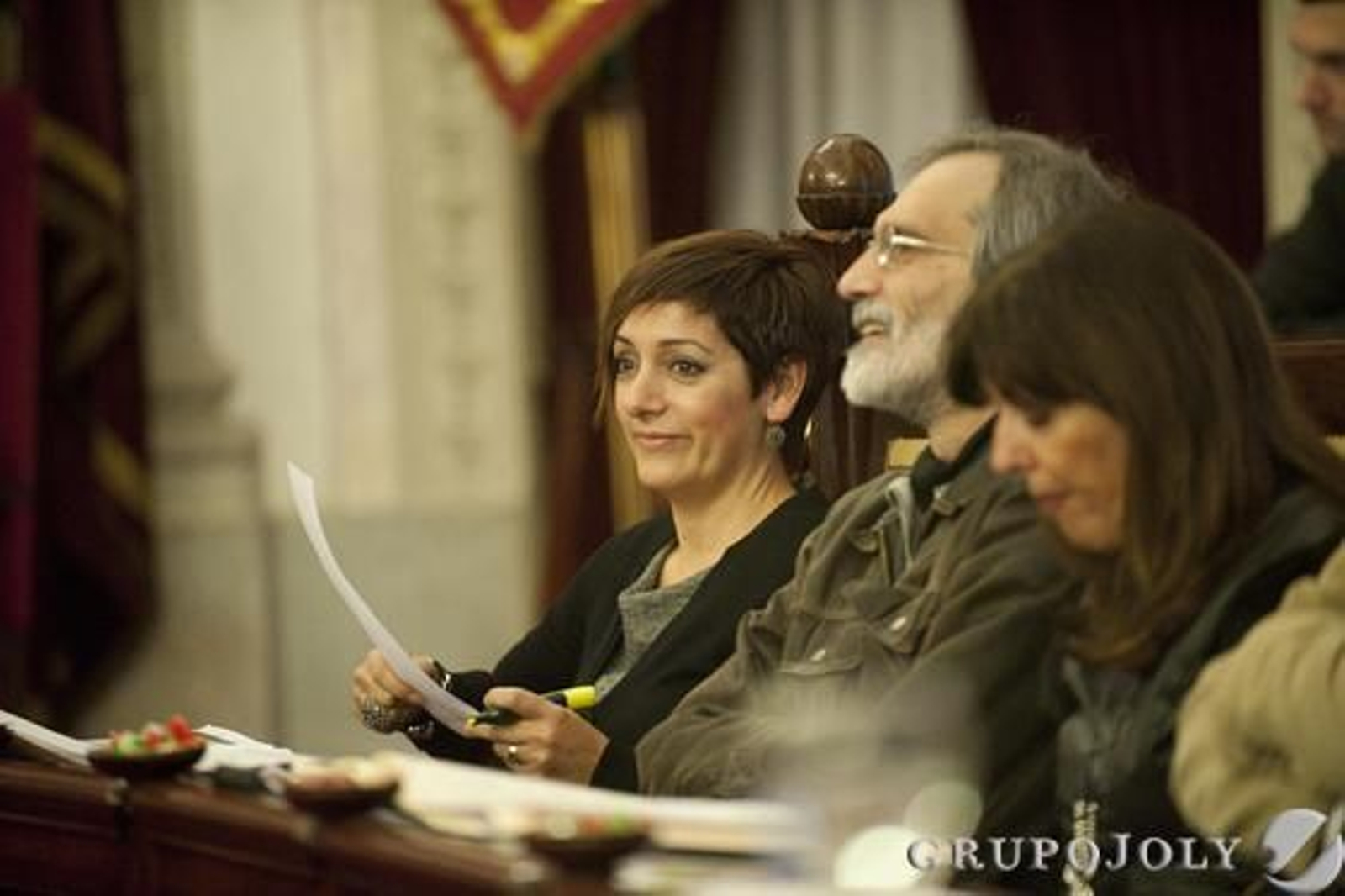 Momentos de tensión en el último pleno del año en el Ayuntamiento de Cádiz por las protestas de las empleadas de Limasa, que fueron desalojadas por la Policía. 

Foto: Joaquin Hernandez Kiki