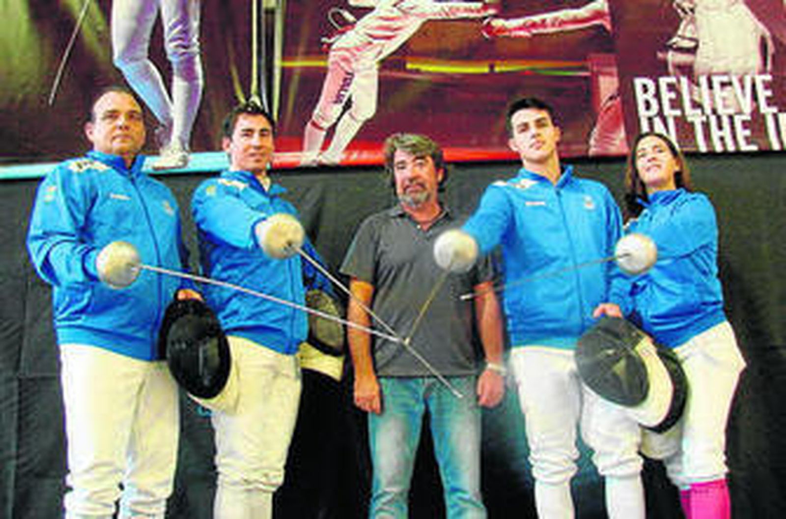 Juan Artero (centro), junto a los onubenses desplazados a Chiclana.
