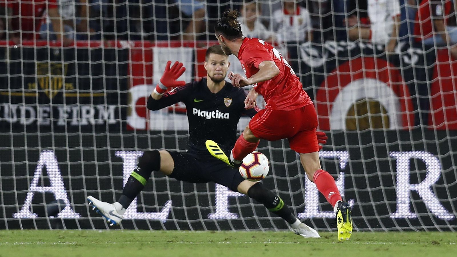 Vaclik salvó un mano a mano con Bale en la segunda mitad.