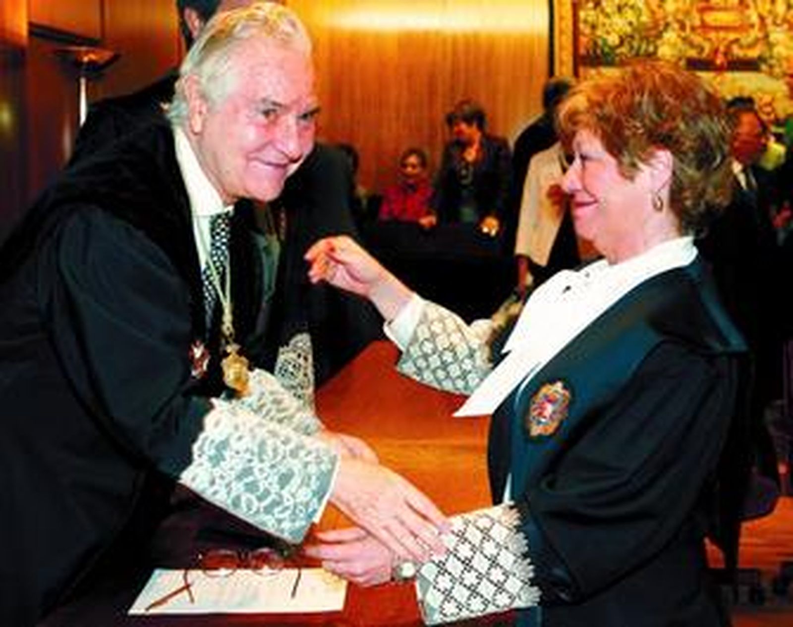 Dívar saluda a Ängela Murillo durante la toma de posesión de ésta en la Audiencia Nacional.
