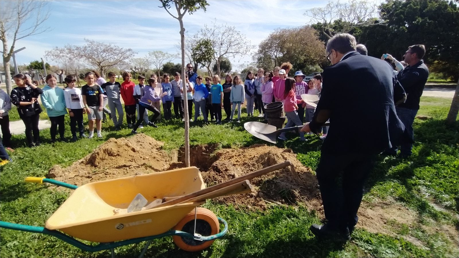 Así ha sido la plantación de árboles en el Cerro por alumnos del colegio Camposoto