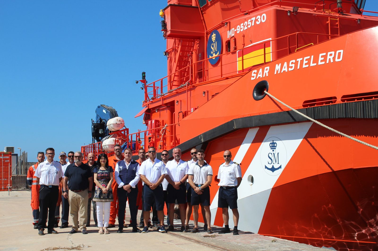 La Subdelegada del Gobierno en Granada posa junto a la Salvamar Mastelero y con miembros de la misma