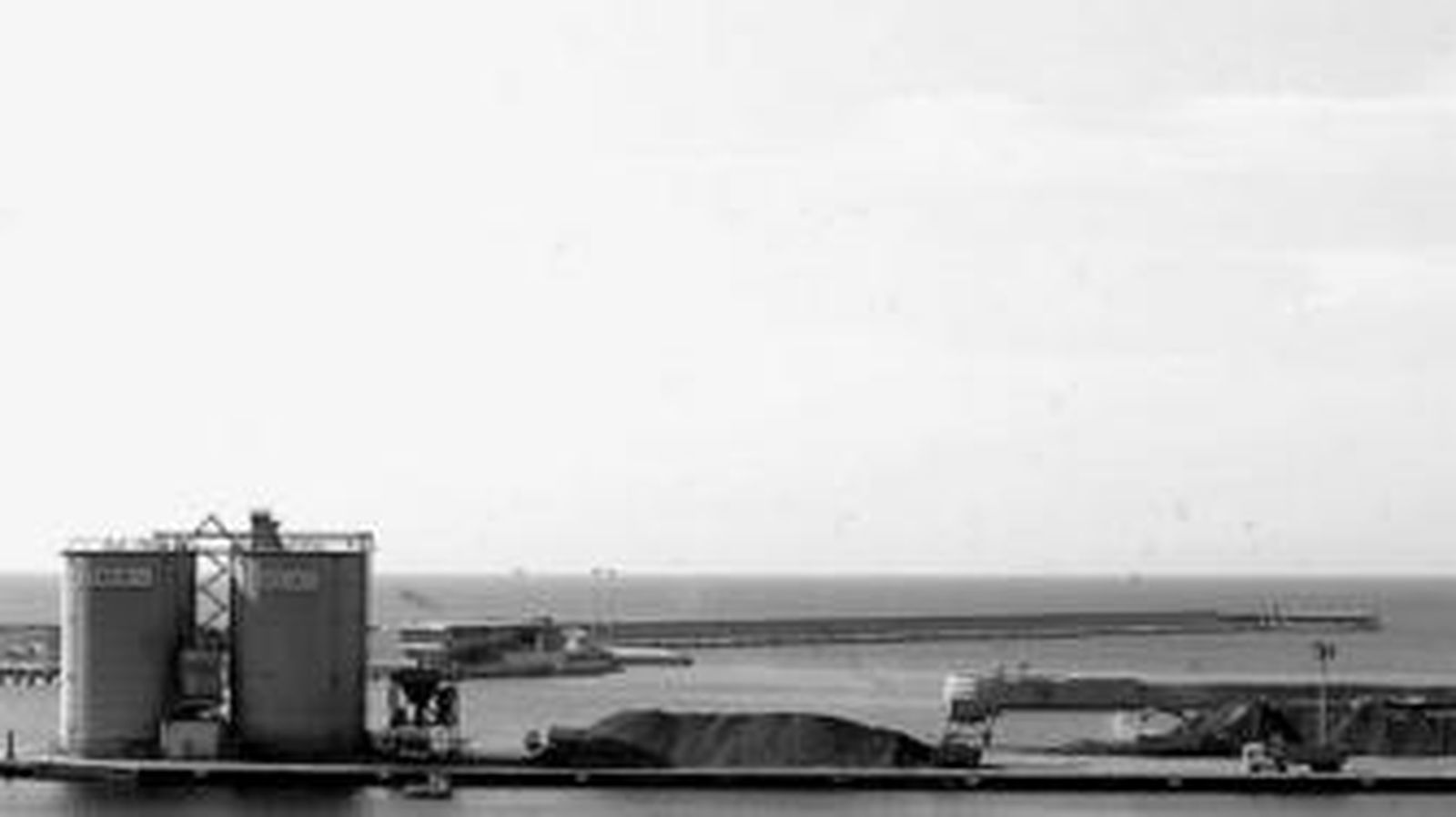 Descargas de 'clinker' en el muelle 7 del Puerto de Málaga.