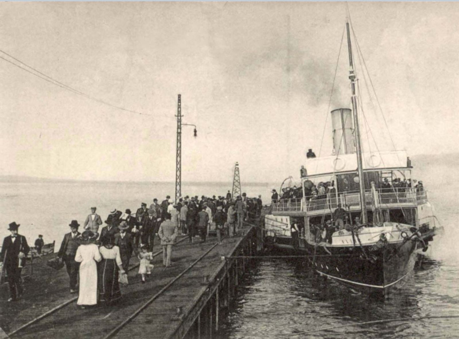 Control de viajeros en el muelle de madera.