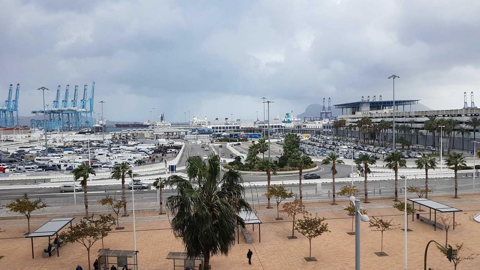 Zonas de preembarque de Algeciras repletas en los momentos de fuerte viento del pasado temporal.