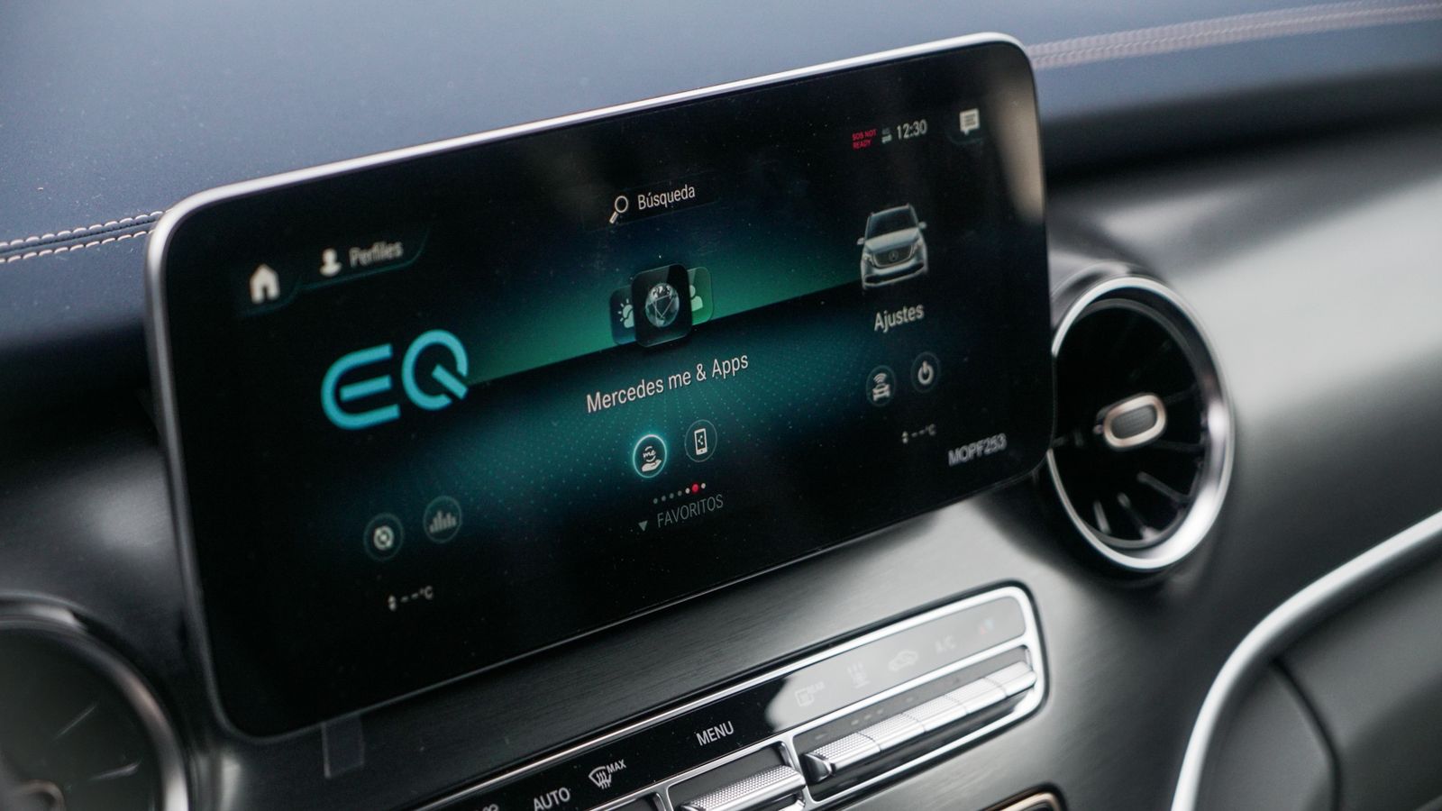 Además de táctilmente, es posible seleccionar las funciones de la pantalla con comandos vocales, como en el resto de MBUX de los turismos de la marca.