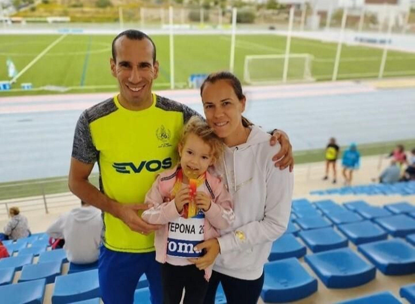 Cortés Medina, en la imagen con su familia, brilló en el Nacional de Estepona.
