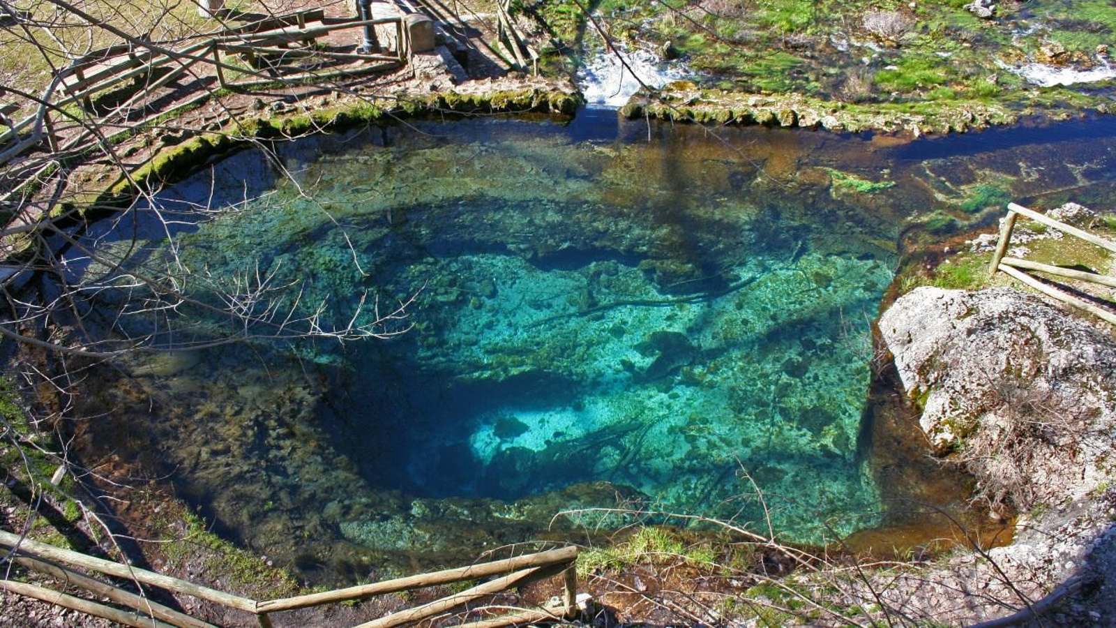 El nacimiento del río Segura es el punto y final de esta preciosa ruta para el otoño.