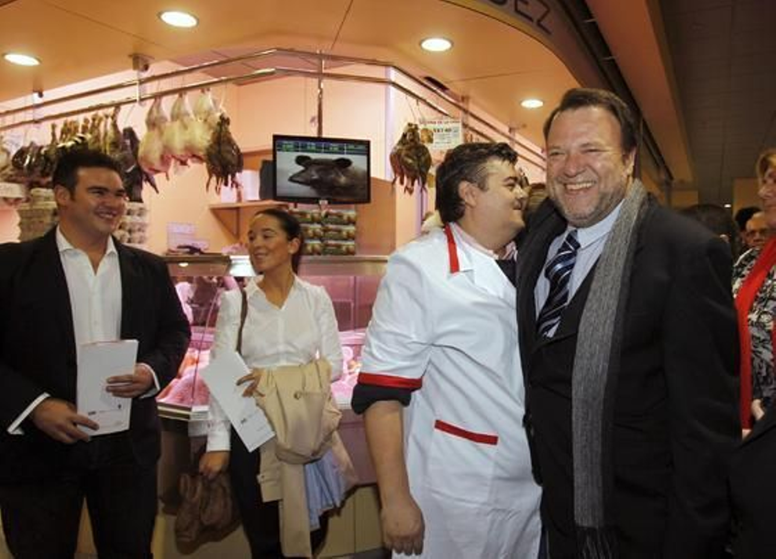 El alcalde inaugura el reformado mercado de la Encarnación. / Antonio Pizarro