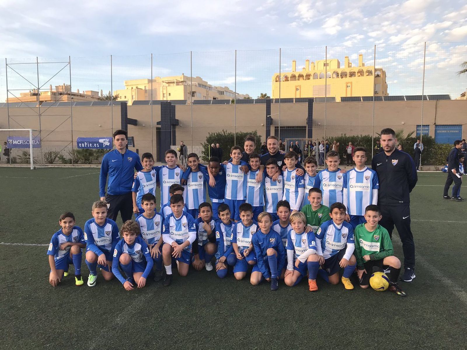 Ontiveros y Chelsea posan con los jóvenes malaguistas.