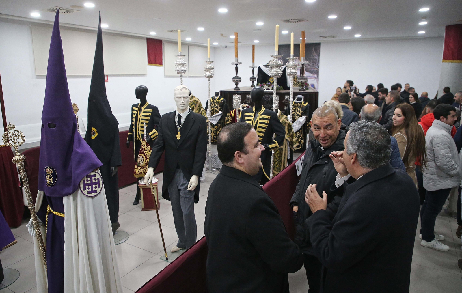 Fotos de la exposición de enseres cofrades en La Línea