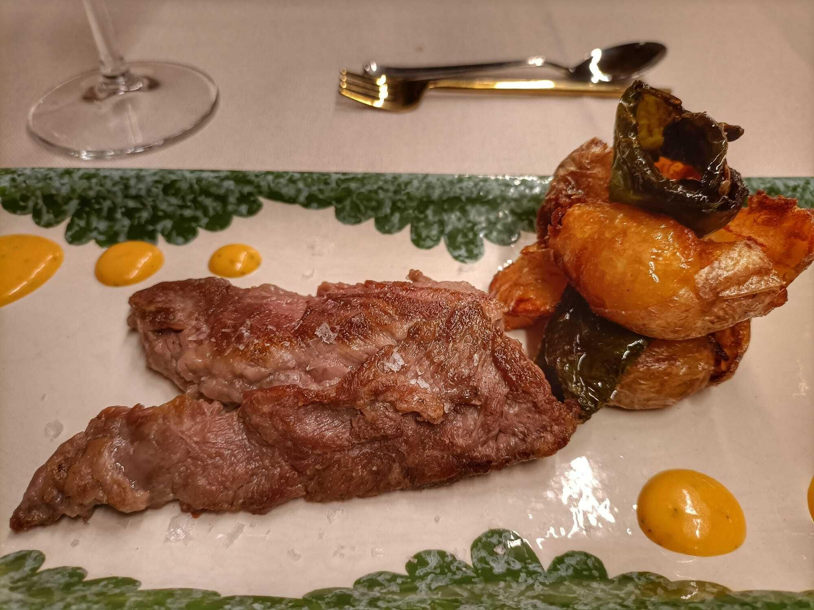 Lagarto ibérico 100% bellota con patatas rotas y pimientos fritos Lagarto ibérico 100% bellota con patatas rotas y pimientos fritos
