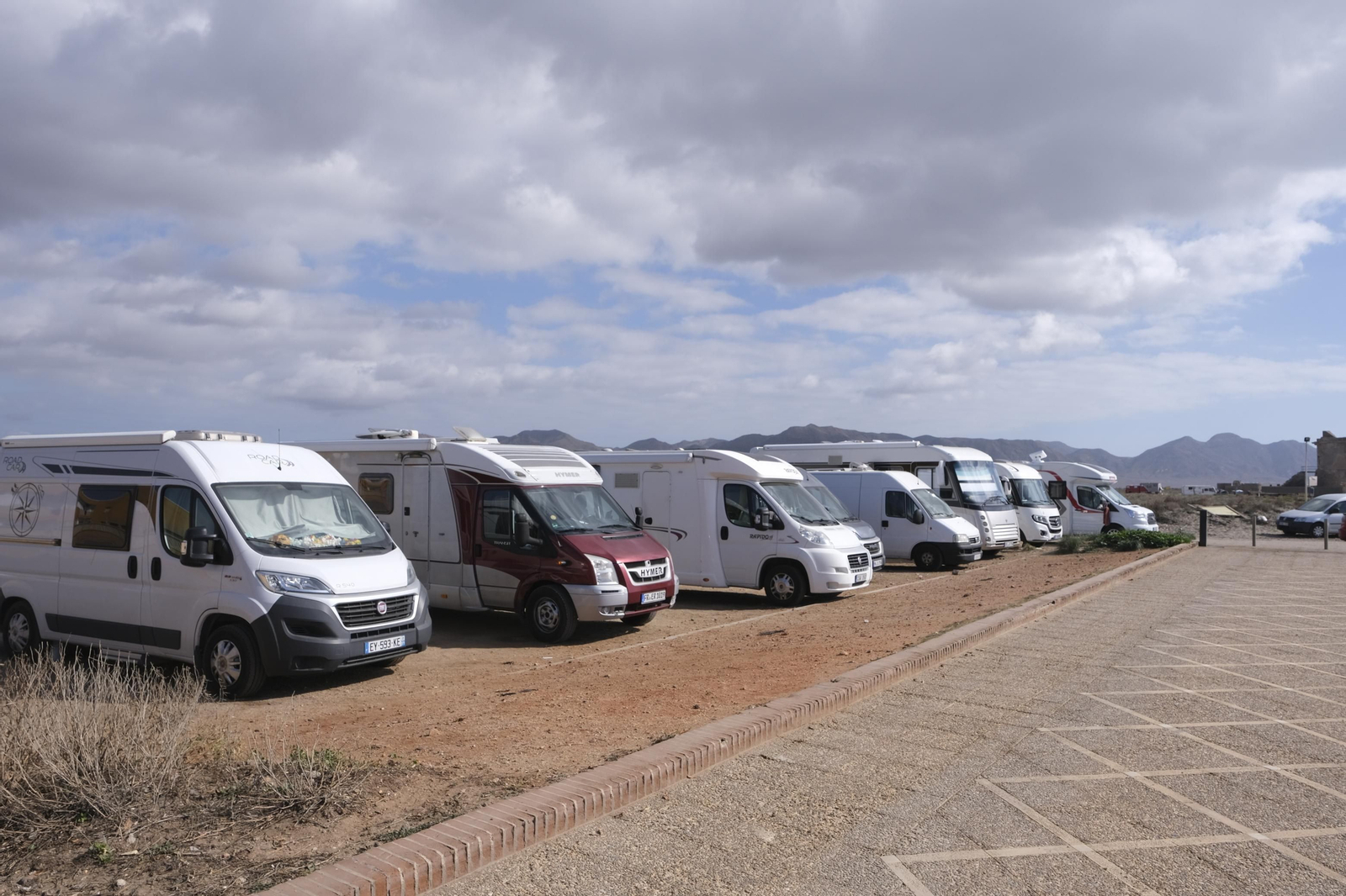 Imágenes de las autocaravanas estacionadas en Cabo de Gata.