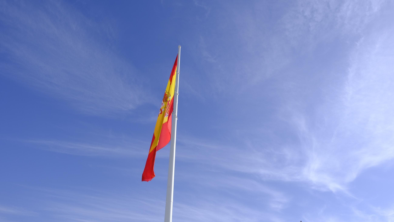 La prueba del izado de la bandera española y las obras del Puerto de Almería, en imágenes