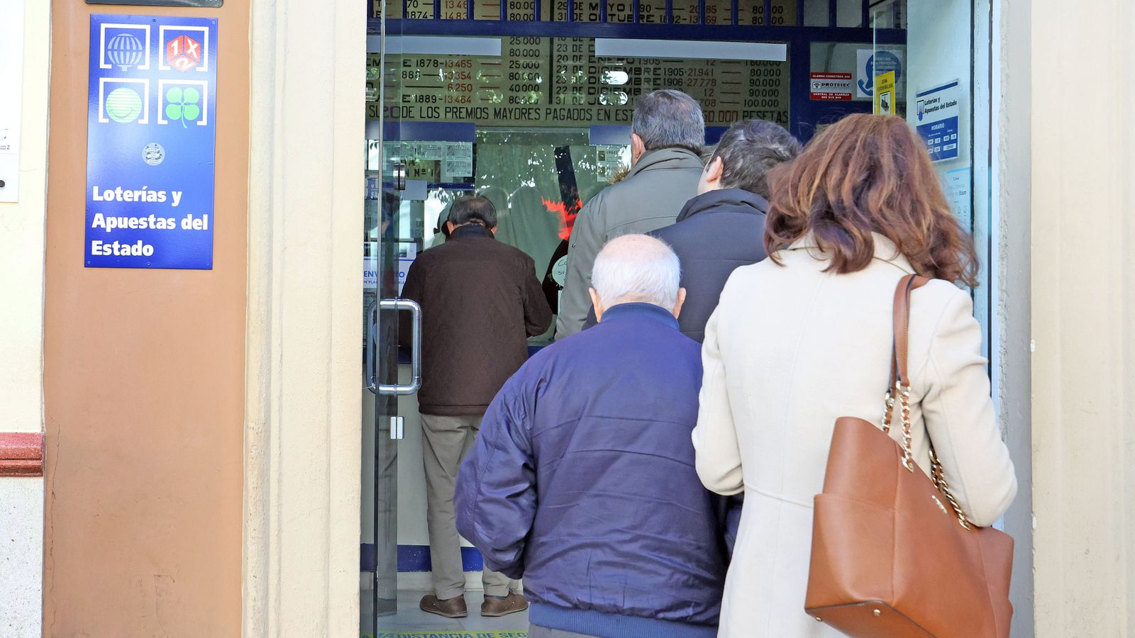 Colas en una administración de lotería de Jerez, este jueves.