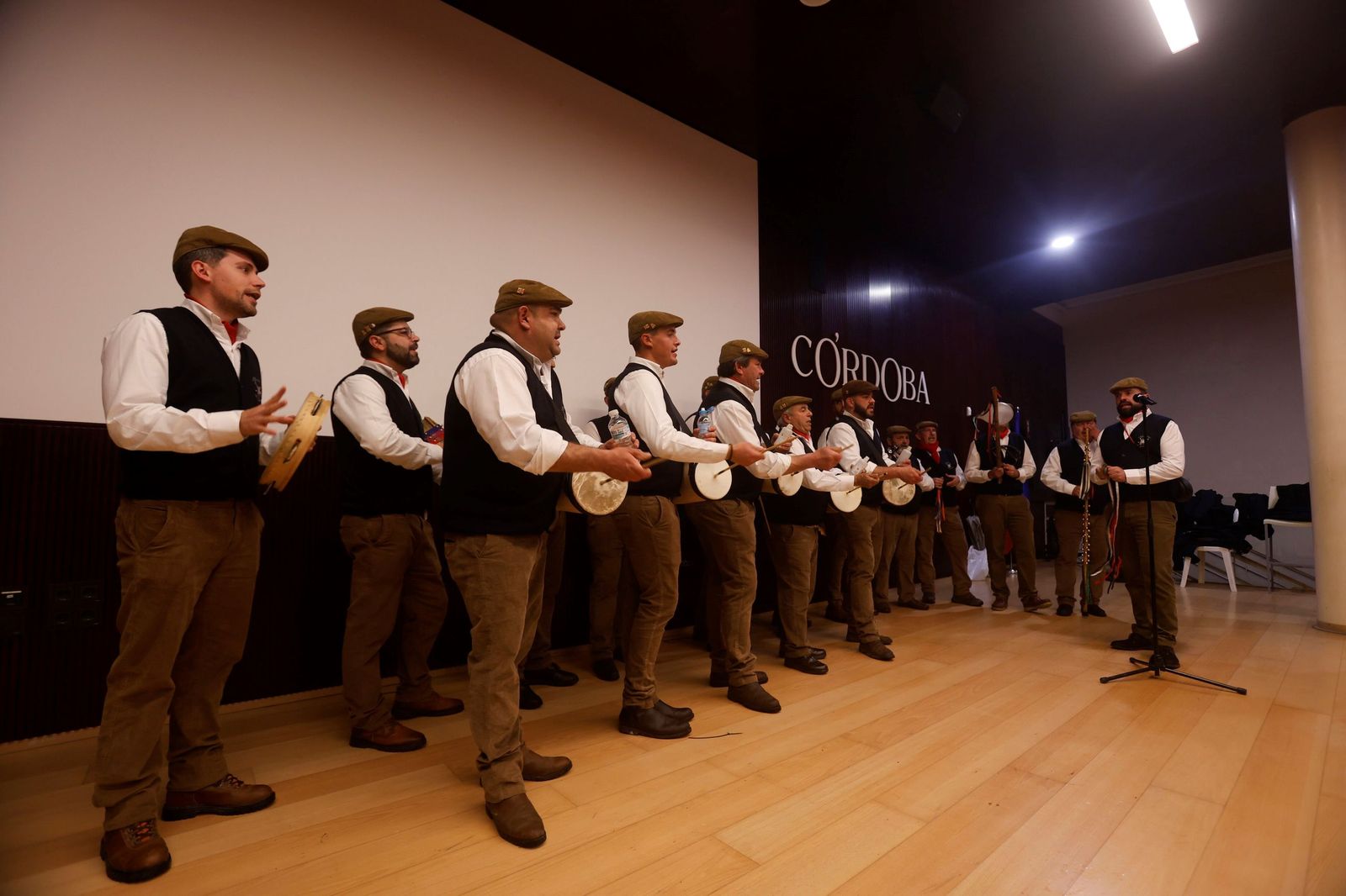 Los Mochileros de Gaena muestran su zambomba en Córdoba