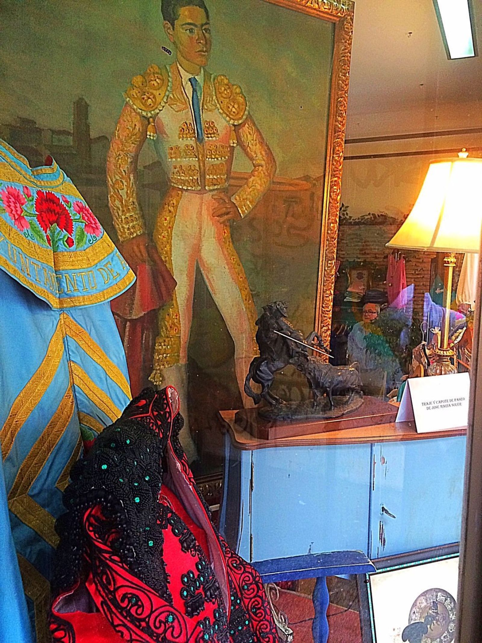 1. El escaparate ganador, de Modas Organza. 2. La composición de Calzados La Bahía, segundo puesto. 3. La propuesta del tercer clasificado, El Decantador.