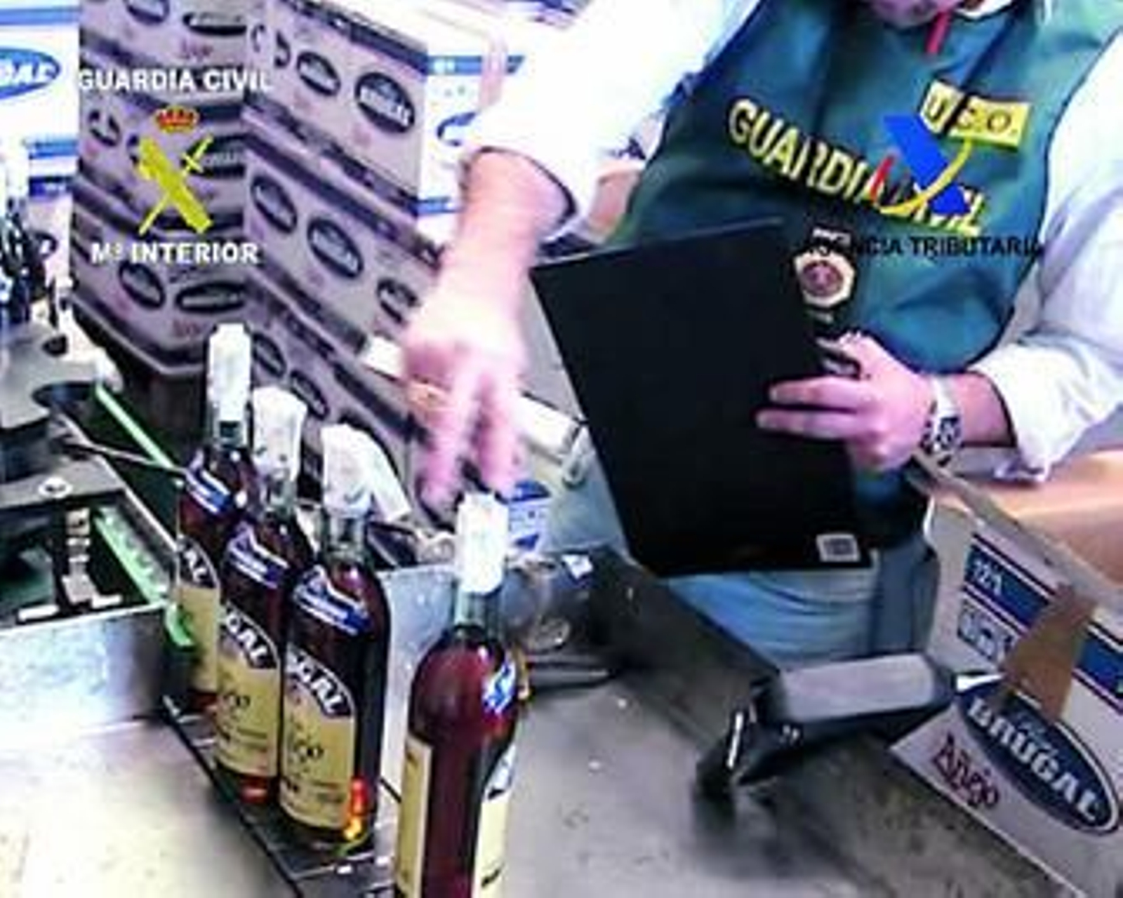 Un agente del Instituto Armado revisa el material incautado.