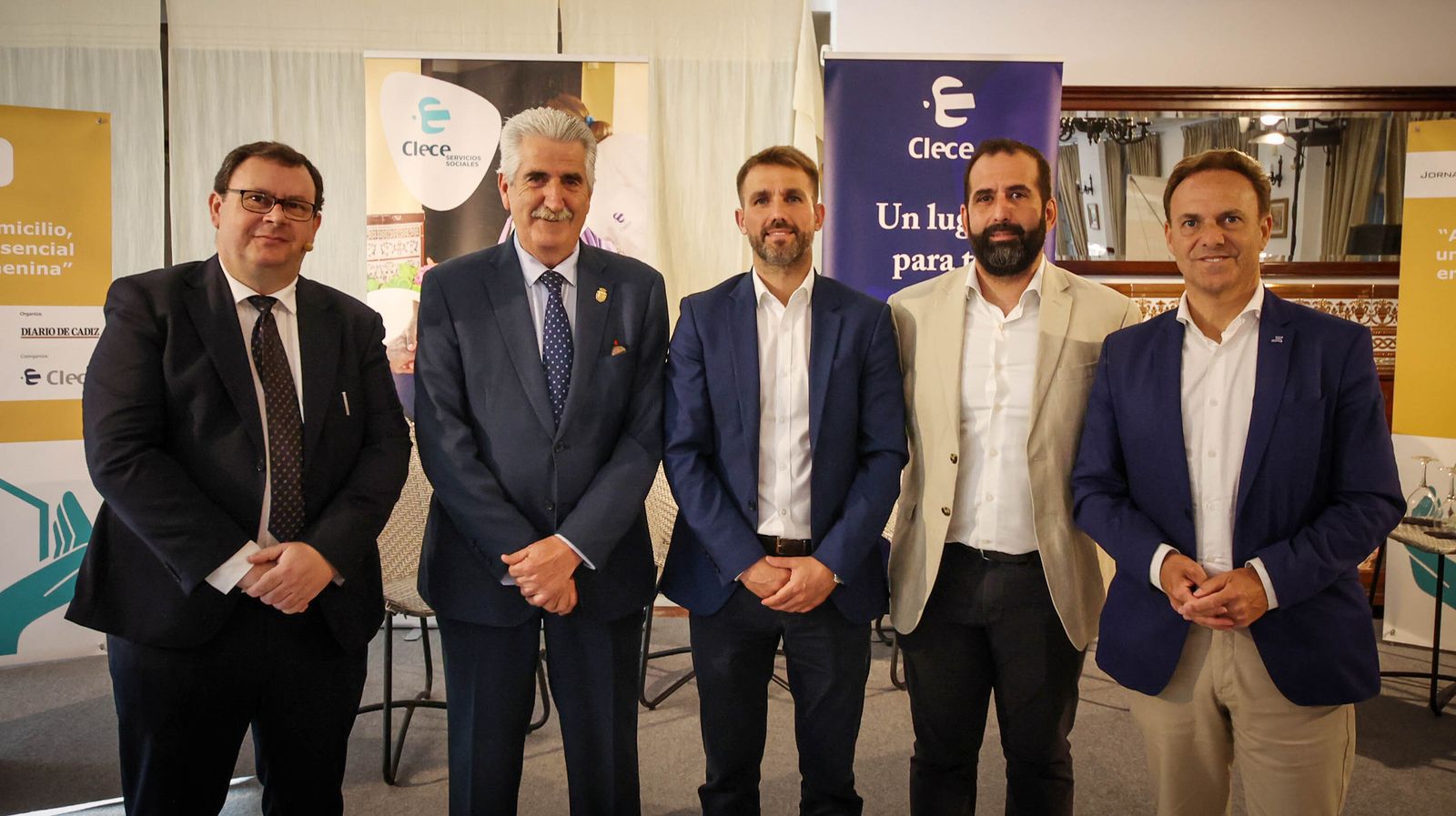 De izquierda a derecha, Francisco Sánchez Zambrano, subdirector de Diario de Cádiz; el alcalde de Chipiona, Luis Mario Aparcero;  Antonio Bernal, gerente de Clece en Cádiz; Kader Miguel Djebbour, delegado de Clece en Andalucía centro; y David de la Encina, diputado provincial responsable de Servicios Sociales.