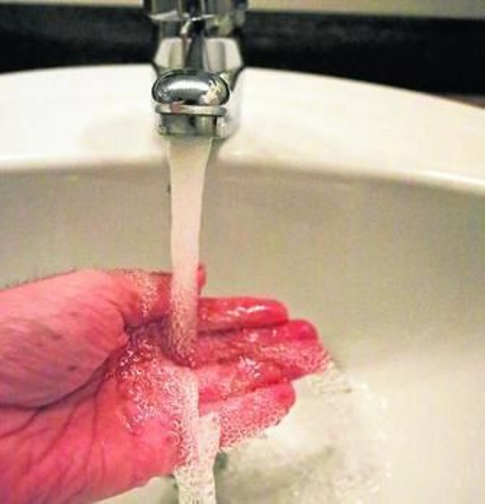 El gesto de lavarse las manos conlleva un consumo de 2 litros de agua.