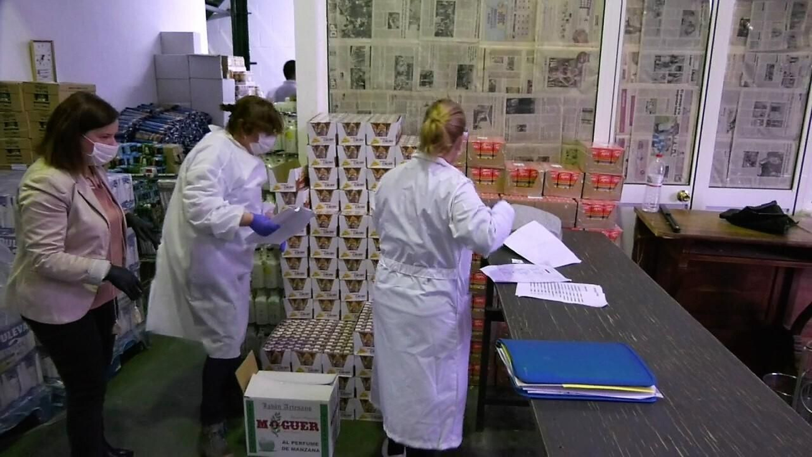 Un lote de alimentos para repartir por el área de Bienestar Social de Los Palacios,  en el que han colaborado Banco de Alimentos, el Consistorio y particulares con donaciones.