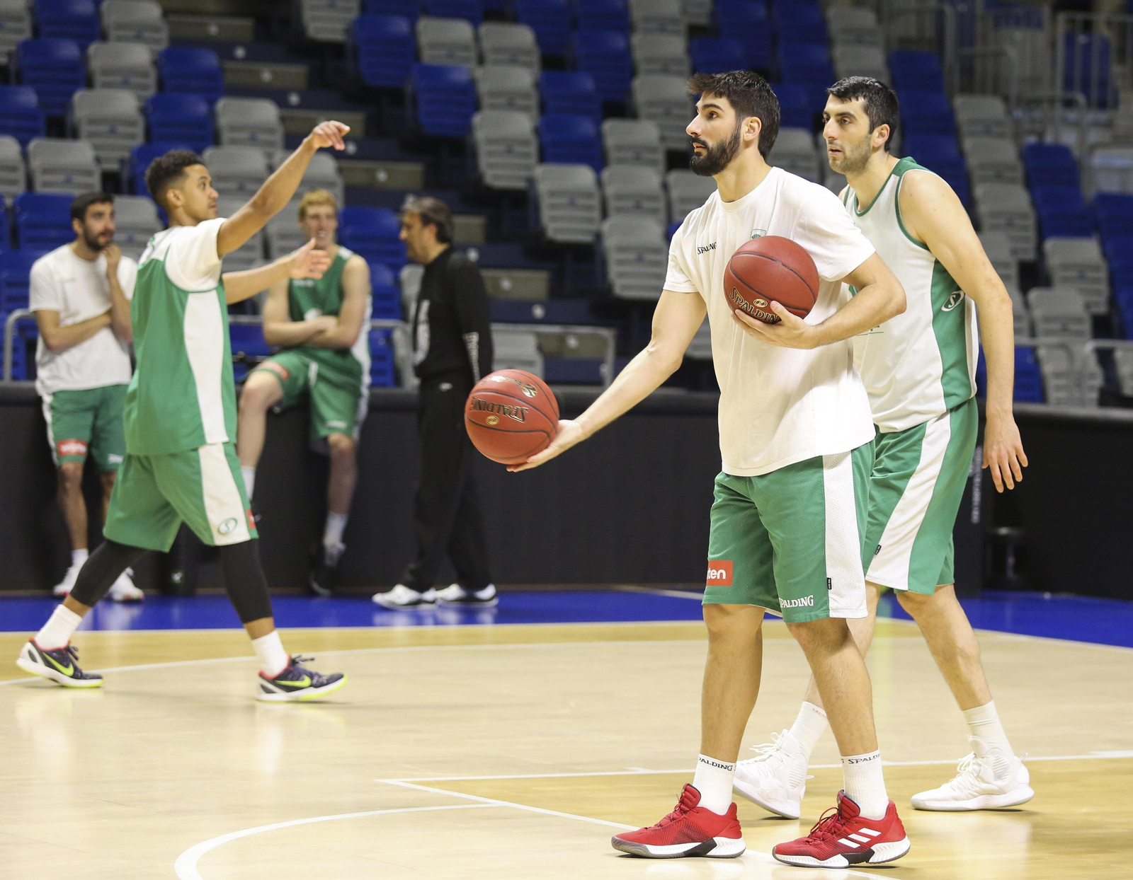 Dani Díez, Giorgi Shermadini y Brian Roberts, en un entrenamiento reciente en la pista del Martín Carpena.