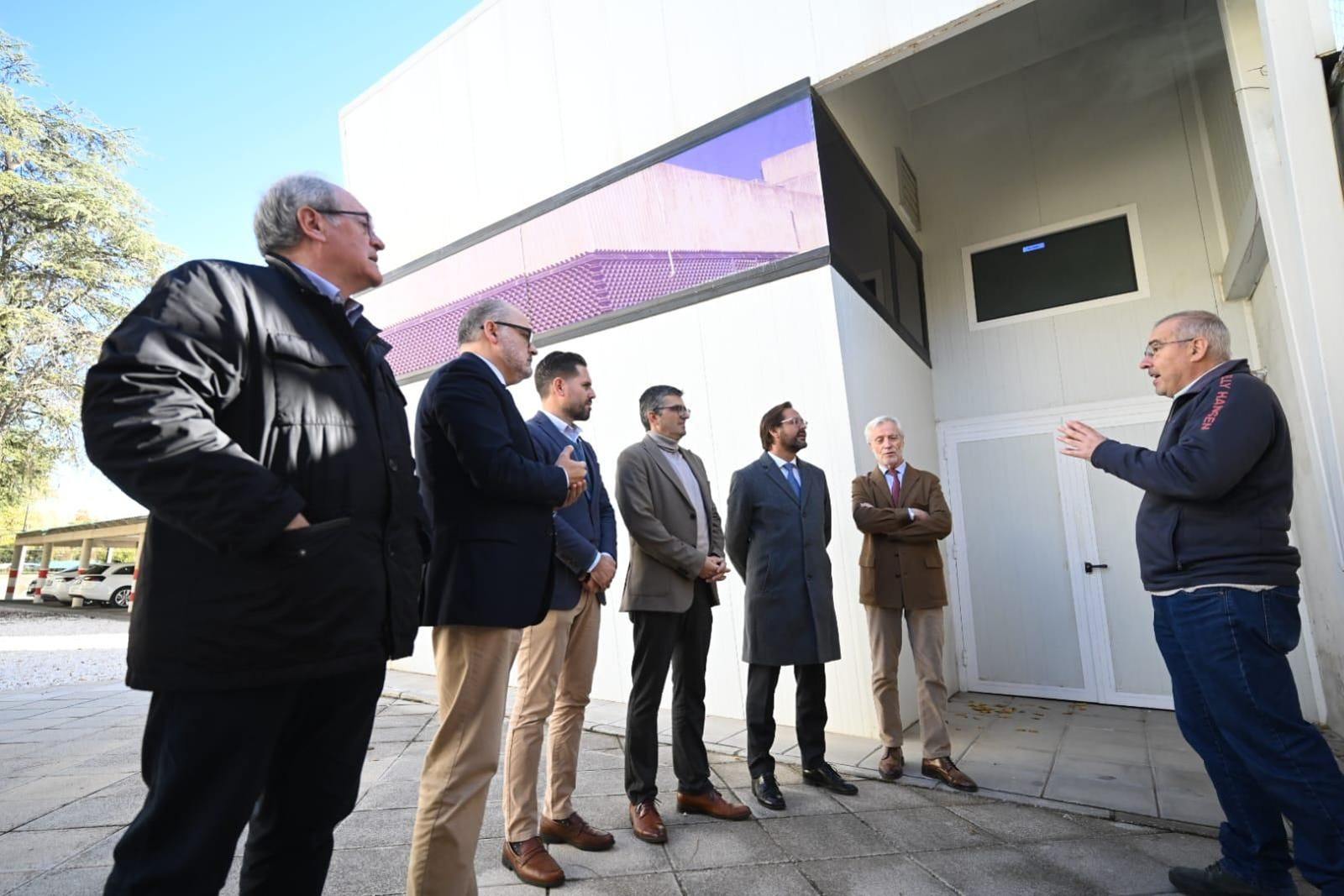 Granados recibe explicaciones durante su visita al Centro de Prevención de Riesgos Laborales.