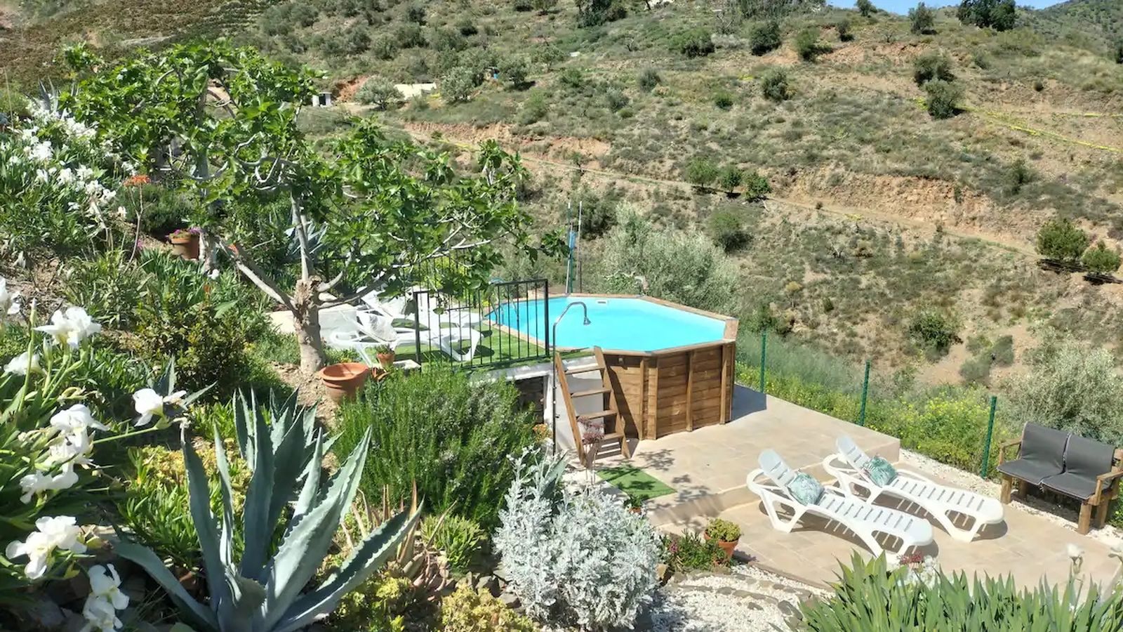 La piscina de la Casa Rural de Benagalbón