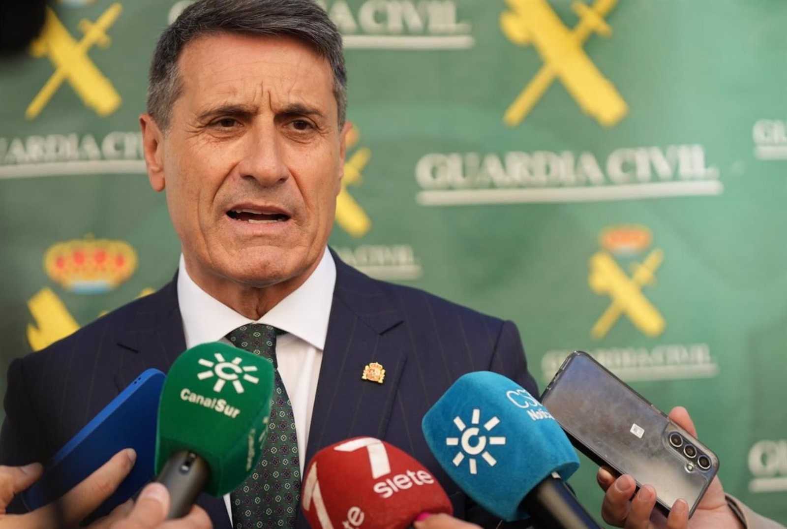 Pedro Fernández atiende a los medios de comunicación.