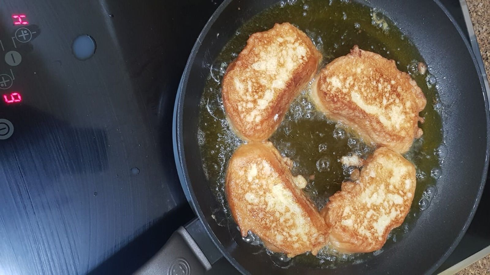Freímos las rodajas por las dos caras en aceite sin humear hasta que estén doradas.