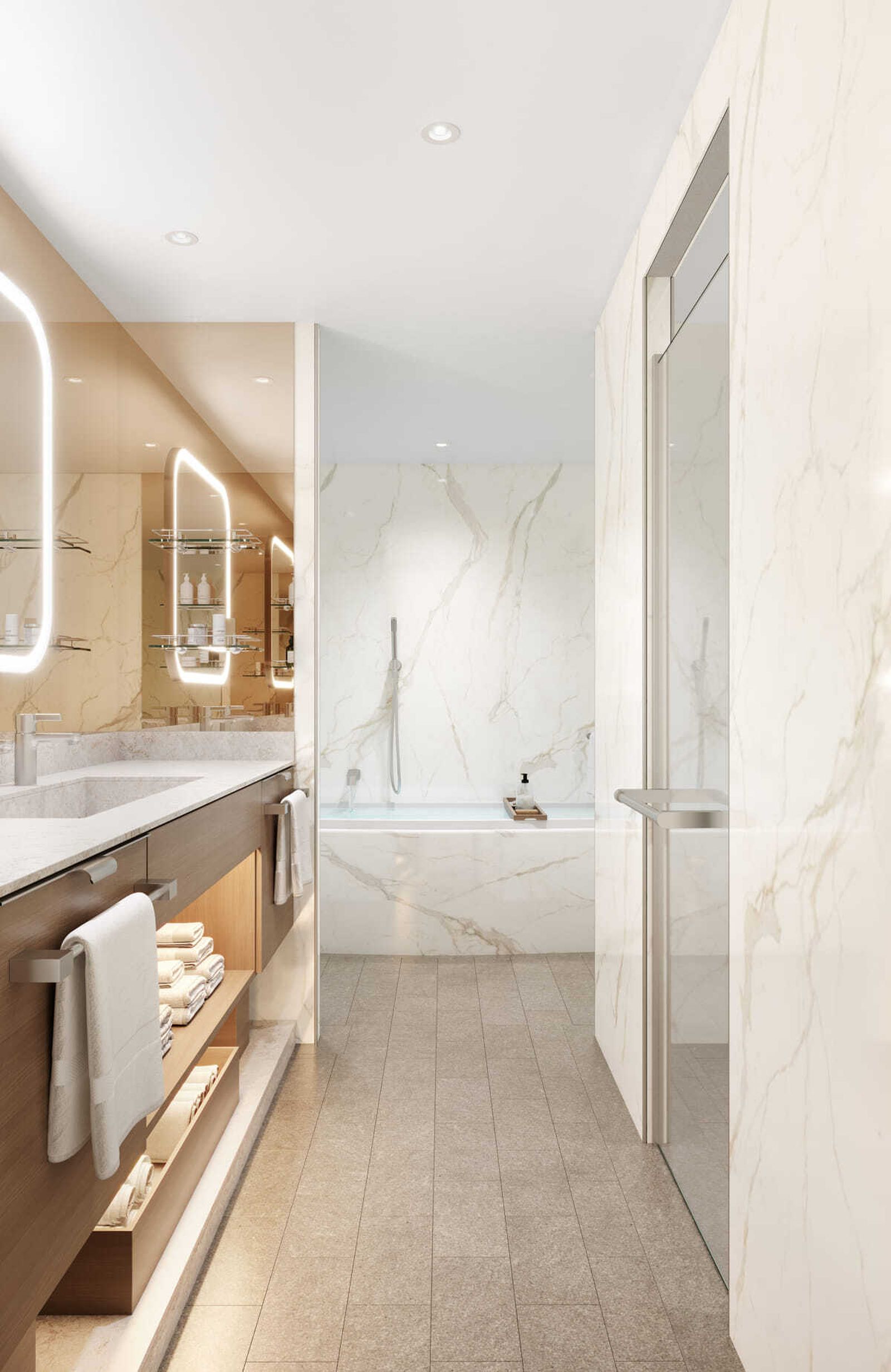 Imágenes del buque Silver Nova que visita el puerto de Cádiz