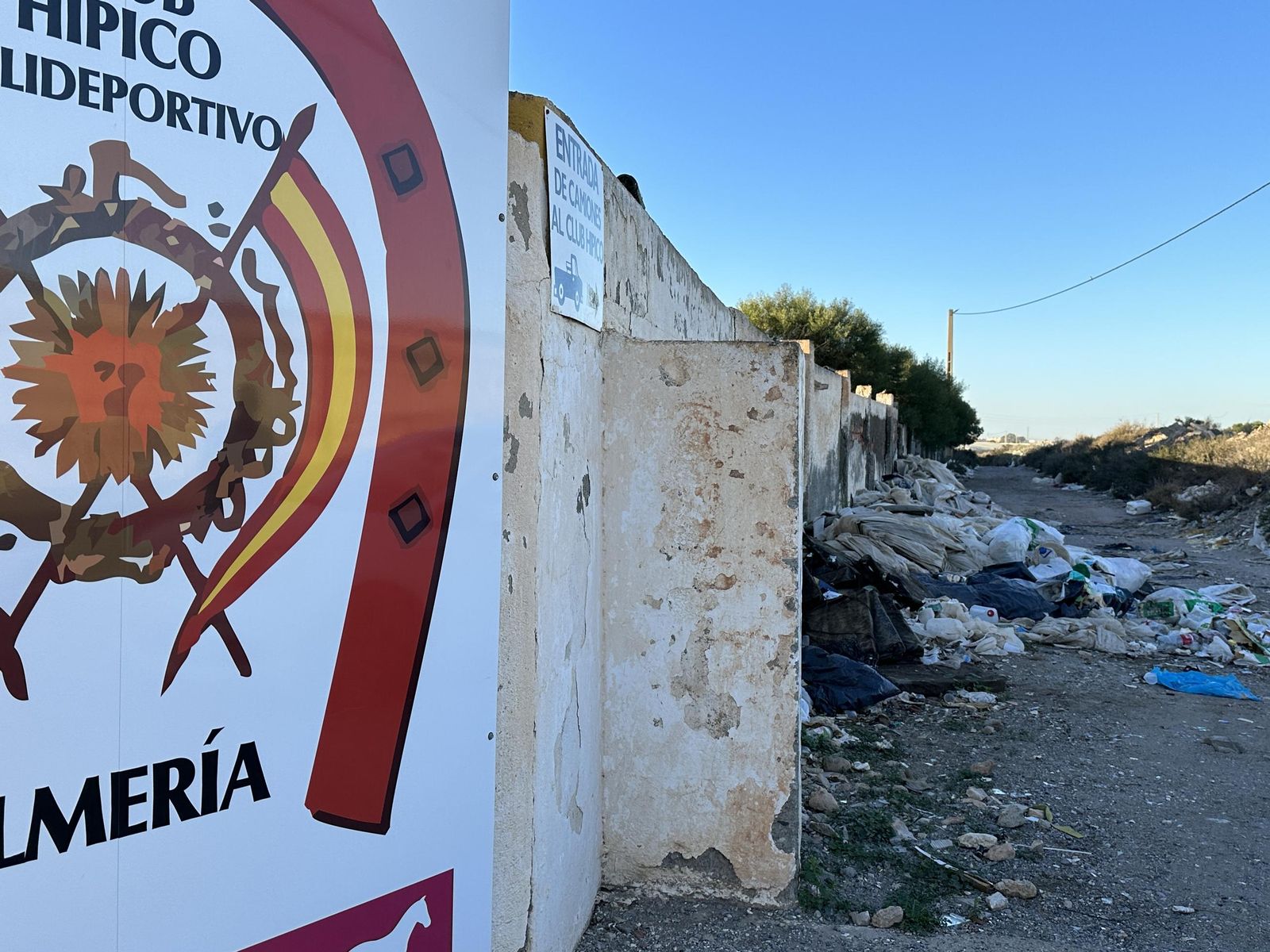 Pásticos y otros residuos junto al Club Hípico
