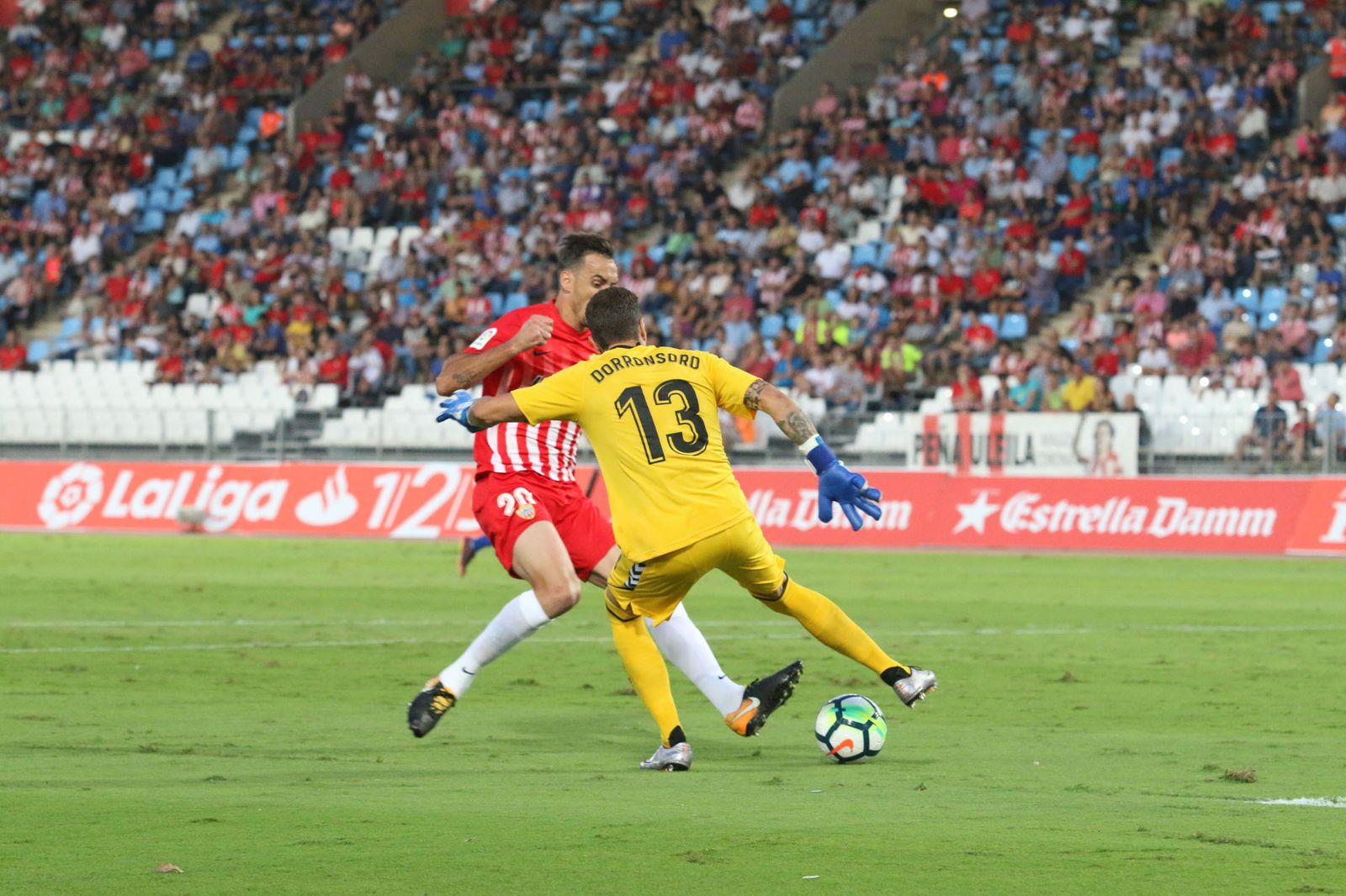 Dorronsoro se complica la vida ante la presión de Caballero.