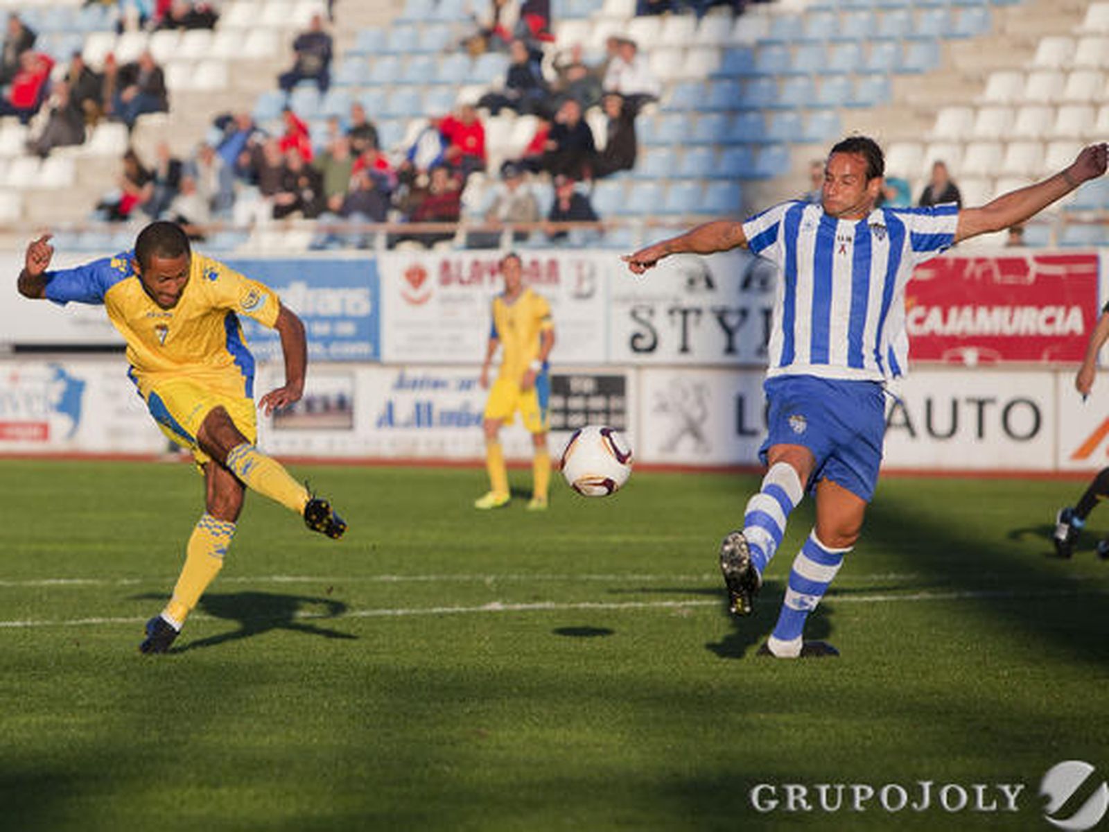 Ikechi dispara a puerta para hacer el 0-1. 

Foto: Pascu Mendez (LOF)