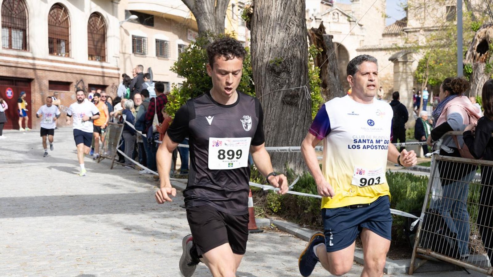 Más de 2.100 participantes corren para promover la salud en Jaén, en imágenes (1)