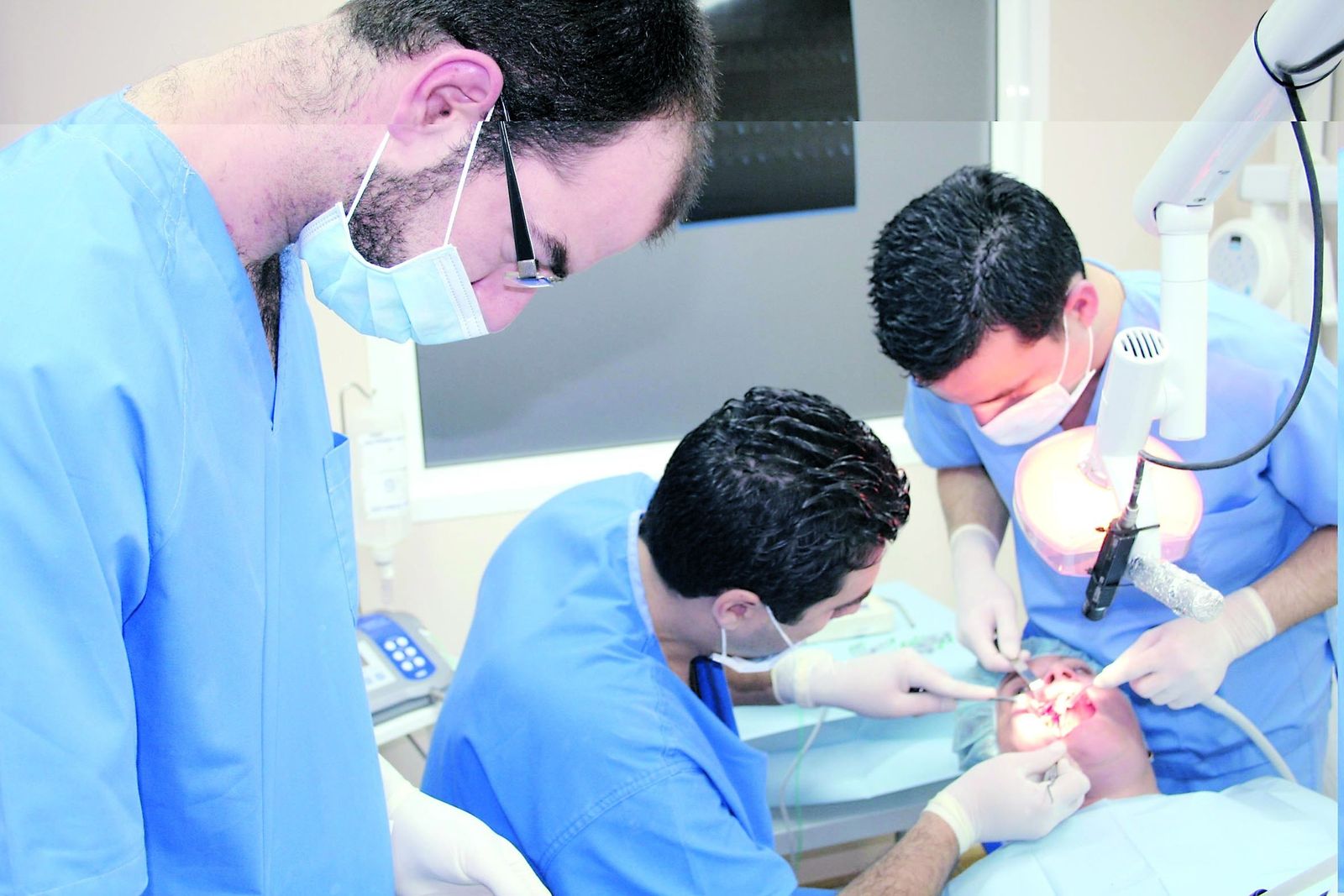 Dentistas en una intervencion.