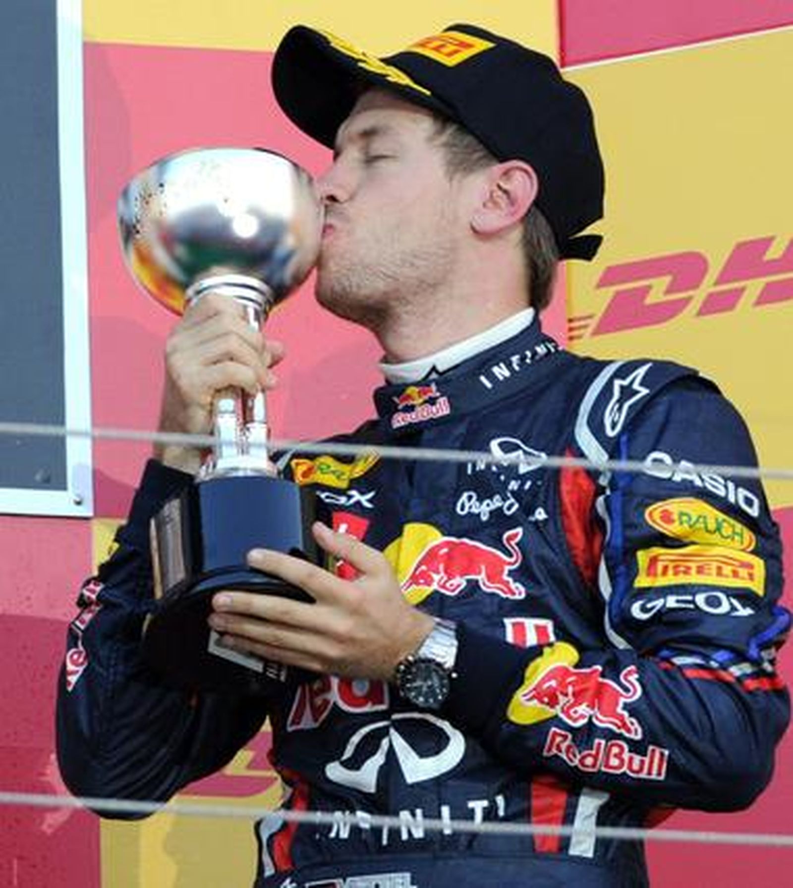 Sebastian Vettel gana en Suzuka su segundo mundial a cuatro carreras del final del campeonato. / AFP